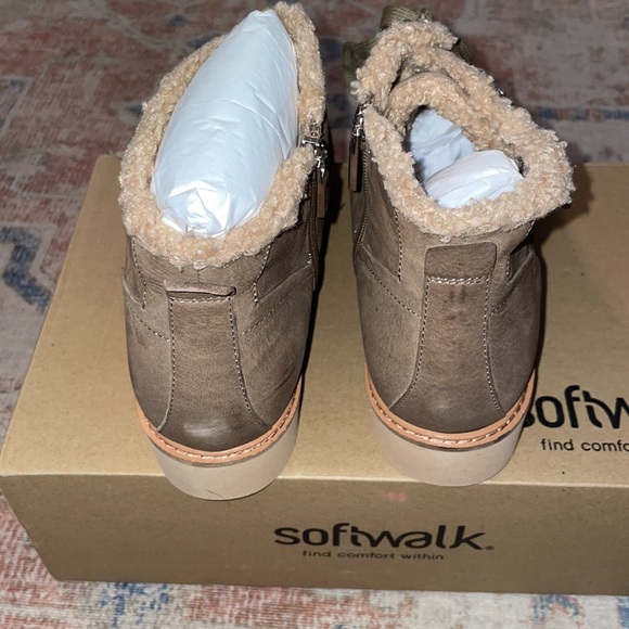 NWT-SoftWalk Women's Lace Up Boots, size 9 - Picture 10 of 13